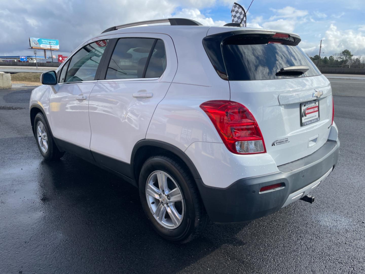 2015 White Chevrolet Trax (KL7CJLSB3FB) with an 4-Cyl, Turbo, 1.4 Liter engine, Automatic, 6-Spd transmission, located at 8008 Warden Rd, Sherwood, AR, 72120, (501) 801-6100, 34.830078, -92.186684 - Photo#5